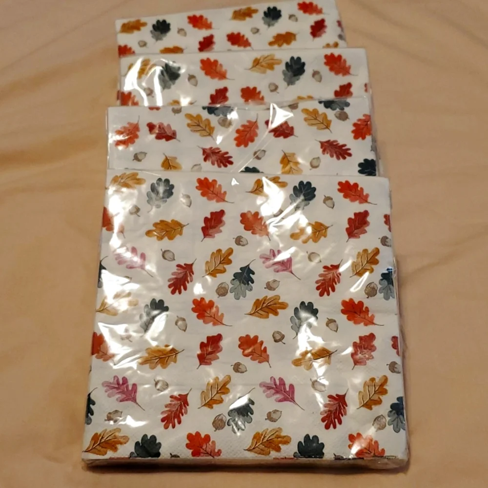 6 Sets. Leaf/Acorn Napkins.